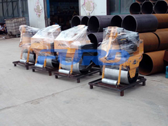 福瑞得機械5臺壓路機，一臺混凝土整平機及時發(fā)貨